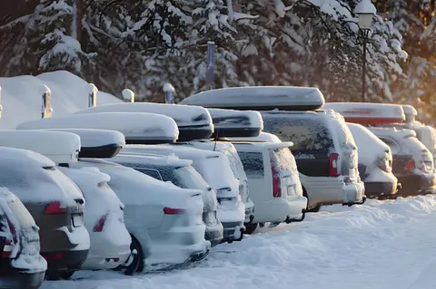 数据来了，这个冬天油车门店人挤人，电车门店冷冷清清